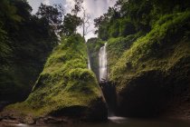 Vue panoramique sur la cascade, parc national de Rinjani, Lombok, Indonésie — Photo de stock