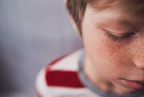 Ritratto di un ragazzo biondo con lentiggini — Foto stock