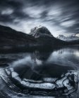 Мальовничий вид замороженого озера вночі, Лофотенских, Норвегія — стокове фото