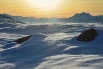 Мальовничий вид на гірський ландшафт на заході сонця, Зугерберг, Швейцарія — стокове фото
