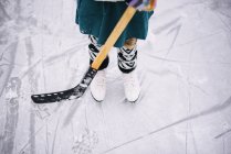 Close-up de uma meninas pernas jogando hóquei no gelo — Fotografia de Stock