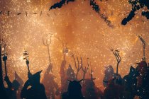 Silhouette di persone al Correfoc Festival, Catalogna, Spagna — Foto stock