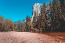 Vista panorâmica de El Capitan e do rio Merced, Parque Nacional de Yosemite, Califórnia, Estados Unidos — Fotografia de Stock