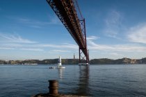 25. April Brücke über den Fluss Tejo, Lissabon, Portugal — Stockfoto