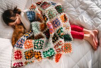 Chica joven durmiendo en la cama con el gato - foto de stock