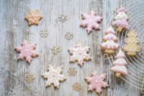 Vue rapprochée des biscuits de Noël sur un rack de refroidissement — Photo de stock