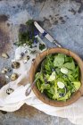 Salade aux œufs de caille et fleurs comestibles — Photo de stock