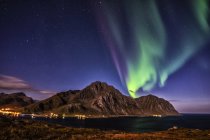 Scenic view of Northern Lights, Mt. Store Nappstind, Lofoten, Nordland, Norway — Stock Photo