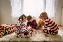 Діти грають разом на килимі в спальні — стокове фото
