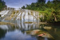 Vista panorámica de la cascada Curug Dengdeng, Tasikmalaya, Java Occidental, Indonesia - foto de stock