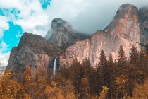 Três irmãos com Bridal Veil Falls, Yosemite National Park, Califórnia, Estados Unidos — Fotografia de Stock