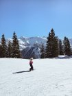 Fille snowboard dans les montagnes enneigées, Suisse — Photo de stock