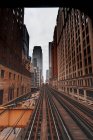 Cityscape and train tracks, Chicago, Illinois, Estados Unidos - foto de stock