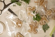 Biscoitos de gengibre sendo embrulhados como presentes de Natal — Fotografia de Stock
