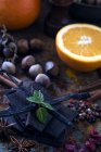 Vista close-up de Chocolate, laranja, avelãs e especiarias — Fotografia de Stock