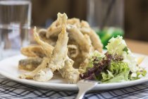 Frittierter Fisch mit Salat, Nahaufnahme — Stockfoto