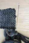 Primo piano vista del lavoro a maglia sciarpa fatto a mano — Foto stock
