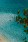 Повітряний вид людини, що плаває в океані, бухта Веймеа, Оаху, Гаваї, Америка, Уса — стокове фото