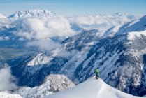 Pintoresco plano de picos de montaña cubiertos de nieve - foto de stock