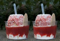 Dois sorvetes de baunilha com molho de morango e bolachas — Fotografia de Stock