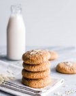 Empilement de biscuits au lait, vue rapprochée — Photo de stock