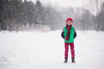 Мальчик стоит в снегу — стоковое фото