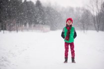 Menino de pé na neve — Fotografia de Stock