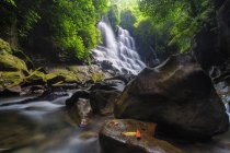 Vista panorâmica da cachoeira Kanto lampo, Gianyar, Bali, Indonésia — Fotografia de Stock