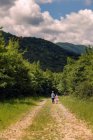Ragazzo e ragazza che camminano lungo un sentiero rurale — Foto stock