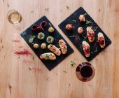 Closeup view of Appetizers with red and white wine — Stock Photo