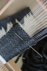 Vista close-up do cachecol artesanal tricô — Fotografia de Stock