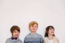 Портрет троих улыбающихся детей — стоковое фото