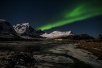 Мальовничим видом з Північним сяйвом, прибуття, Flakstad, Nordland, Норвегія — стокове фото