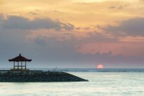 Salida del sol en Sanur Beach, Bali, Indonesia - foto de stock