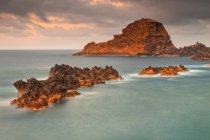 Vista panorámica de la majestuosa costa rocosa, Porto Moniz, Madeira, Portugal - foto de stock