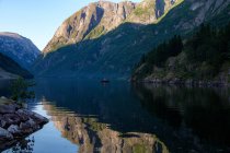 Malerischer Blick auf Gebirgsfjord, gudvangen, aurland, sogn og fjordane, Norwegen — Stockfoto