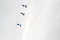 Повітряний постріл лижників на засніженій горі — стокове фото