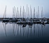 Barcos atracados no porto de Alghero ao pôr-do-sol, Sardenha, Itália — Fotografia de Stock
