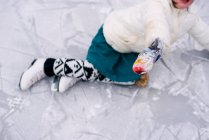 Menina que caiu sobre a patinação no gelo — Fotografia de Stock
