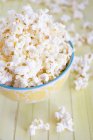 Close-up view of a bowl of popcorn on a table — Stock Photo