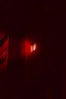 Lumière rayonnant à travers une fenêtre dans un immeuble d'appartements, Russie — Photo de stock