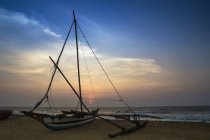 Vista panorámica de barco de pesca cerca de la playa de Negombo, Sri Lanka - foto de stock