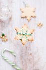 Vista close-up de decorações de biscoitos em forma de floco de neve fresco — Fotografia de Stock