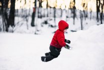Menino brincando na neve ao ar livre — Fotografia de Stock