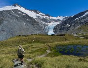 Escursioni uomo sulla pista di Cascade Saddle, Parco Nazionale di Mt Aspiring, Isola del Sud, Nuova Zelanda — Foto stock
