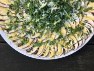 Pilz-Carpaccio mit Rucola und Parmesan, Nahaufnahme — Stockfoto
