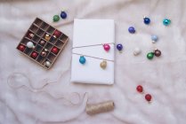 Fondo de Navidad con decoraciones y caja de regalo en blanco - foto de stock