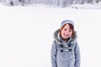 Portrait de jeune fille dehors dans la neige — Photo de stock