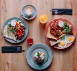 Сніданок з яйцем та беконом на двох, вид зверху — стокове фото