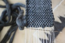 Primo piano vista del lavoro a maglia sciarpa fatto a mano — Foto stock